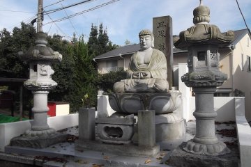 A serene Buddhist statue