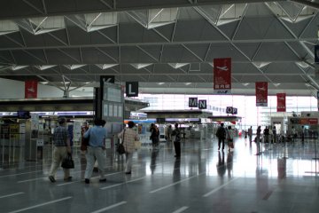 The wide, easy to access check in area of Centerair