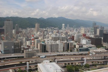 Une vue sur Kobe et les montagnes qui l'avoisinent