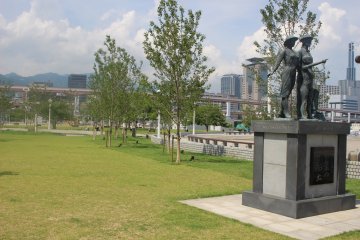 Emmigrants Memorial Statue