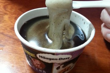 Mochi en salsa de sésamo negra