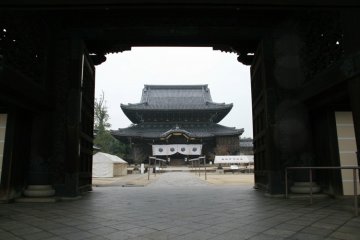 Nyorai-do seen through the front gate.