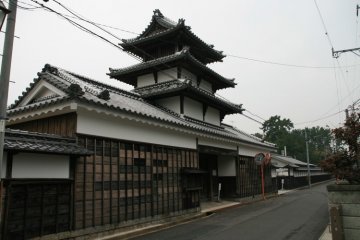 The Taikomon gives the temple a castle like appearance.