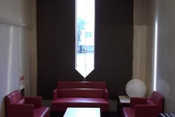 <p>Take a rest in the lobby</p>