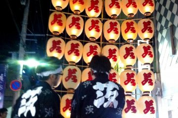<p>La nuit des lanternes du Akita Kanto Matsuri</p>