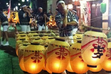 <p>Porteur concentr&eacute; pendant le Akita Kanto Matsuri</p>