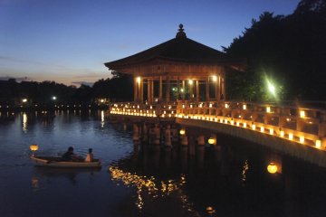 <p>Promenade romantique en barque &agrave; la lueur des bougies d'Ukimido</p>