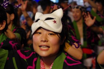 Dans les dernières années, des nouveautés telles que ces masques sont portées en plus des costumes traditionnels