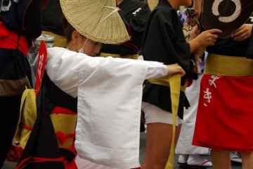 Avant que la danse ne commence, il est possible de voir les participants se préparer pour la performance