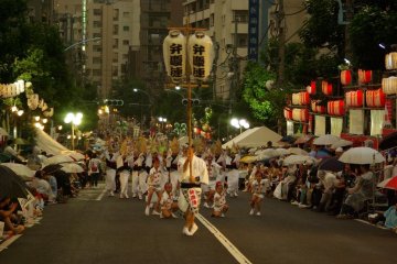 La foule se rassemble sur les côtés de la rue. Les danseurs ont ainsi plus de place, mais à moins d'arriver tôt, il est difficile d'avoir un bon point de vue