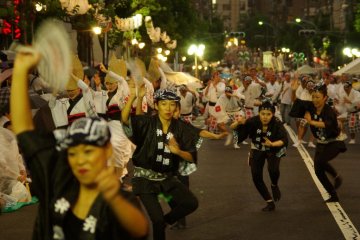 La danse a lieu sur différentes routes, lorsqu'ils atteignent la fin, ils se déplacent vers la route suivante