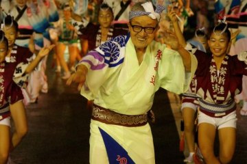 Les groupes viennent de partout au Japon et sont formés de personnes de tout âges