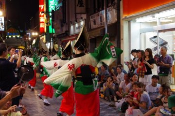 Dans les petites rues, les danseurs passent très près des visiteurs, qui ont l'un des meilleurs points de vue