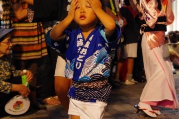 Cette jeune fille ressent l'épuisement des heures de danse dans la chaleur de l'été