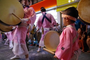 Les joueurs de tambours commencent tôt au Japon