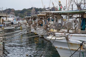 Kapal penangkap ikan di pelabuhan, tepat di sebelah kakigoya