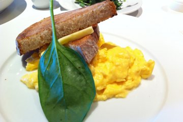 Scrambled organic eggs with toast, ¥1200