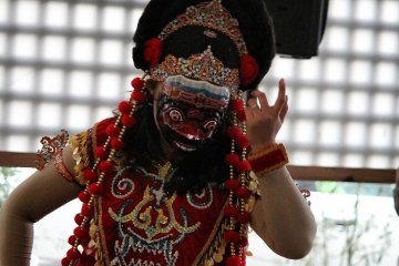 Indonesian dance at one of the occasional events