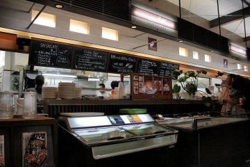 One of several eateries in the Saisaikite-ya complex