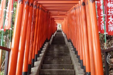 Approach to one of the small shrines inside Hie-jinja