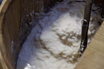 <p>Le sel vers la fin du processus. Vous pouvez le go&ucirc;ter ainsi que d'autres produits &agrave; base de sel, comme les oeufs ou le pudding, dans la boutique de la fabrique</p>
