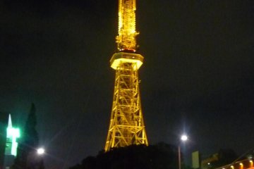 <p>Menyala saat malam, Menara TV Nagoya merupakan landmark yang banyak dicintai</p>