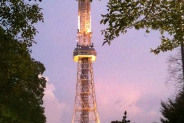 <p>Menara TV terlihat berubah seiring berjalannya hari dan musim</p>