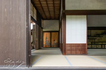 Kyaku-Den. Panneau en bois représentant des chars hoko du Gion Matsuri