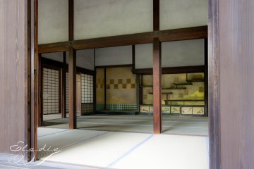 Kyaku-Den. Pièce "ichinoma" à l'étagère décorative. L'alternance des petites et grandes étagères est censée représenter la brume