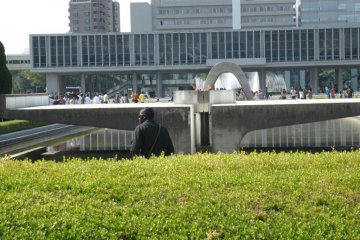 Thousands of visitors come to Hiroshima