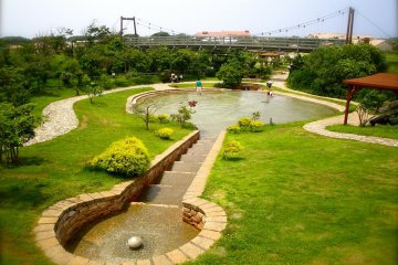 Le Soleil, the largest of the foot onsen's/splash pools