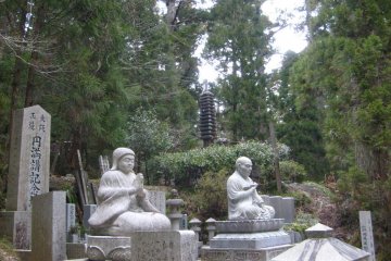<p>Stupas, graves, towers, pagodas, statues: you'll find everything here</p>