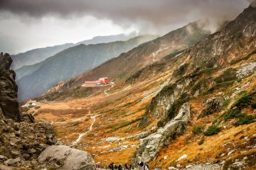 Ketika Anda melihat ke bawah di Alpen Tengah dari ketinggian, Anda akan melihat jauhnya jarak yang membentang