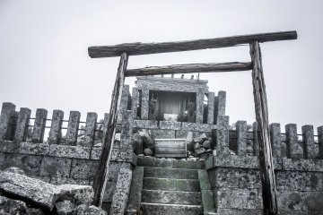 Di dekat puncak ini Anda akan menemukan salah satu dari beberapa kuil kecil yang ada