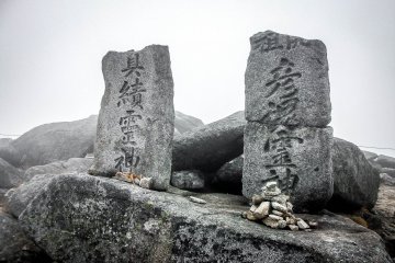 Didedikasikan untuk beberapa dewa gunung yang ada yang mana dipercaya tinggal di gunung ini. Alpen Tengah sangat terkenal dengan sejarah keagamaannya sejak jaman dahulu kala.