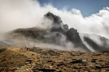 Anda akan menemukan beberapa puncak yang sebagian atau keseluruhannya ditutupi oleh awan