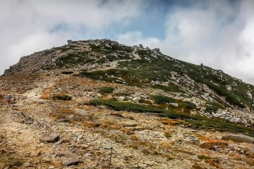 Puncak berbatu adalah salah satu hal menonjol di Alpen Tengah