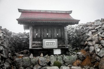 Melewati salah satu monumen keagamaan