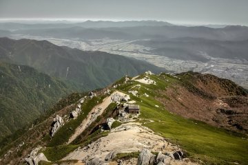  Almost there! The peak of Mount Usugi-dake awaits hikers in the near distance