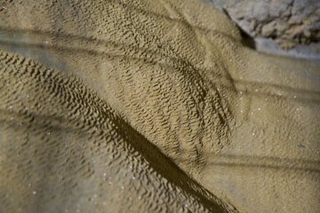 <p>Gros plan d'une formation rocheuse ressemblant &agrave; du sable tr&egrave;s fin, ou &agrave; du cr&ecirc;pe si vous avez de l'imagination</p>
