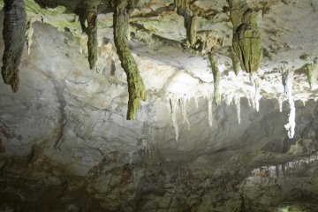 <p>Des stalactites vertes et blanches</p>
