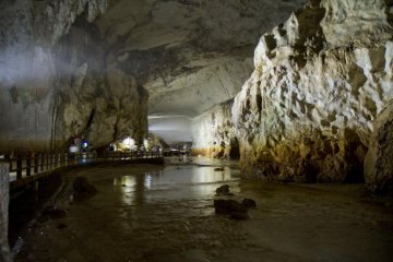 <p>Puis le ruisseau conduit dans un hall spacieux et brumeux</p>
