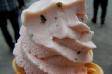 Es krim lembut rasa sakura yang enak