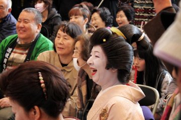 Permainan geisha di mulai. Wah, ternyata hal-hal sederhana pun bisa jadi menyenangkan!