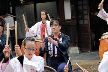 Bermain drum untuk semua umur di depan onsen