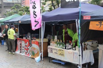 Sake untuk dicicipi dan dijual di pasar jalan Nikitatsu