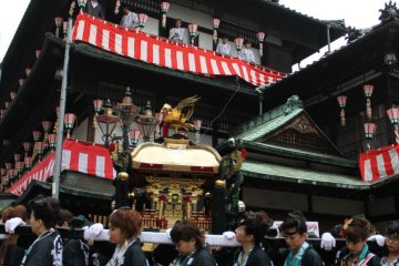 Kalau sudah lelah, Anda tetap bisa melihat ke arah onsen lebih dekat. Balkon di sini menyediakan pemandangan yang bagus ke arah festival.