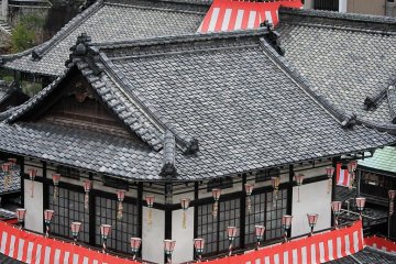 Pemandangan festival di Dogo Onsen, dilihat dari Kuil Yu Jinja