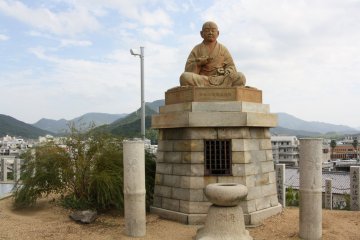 A côté de la pagode et au loin les montagnes