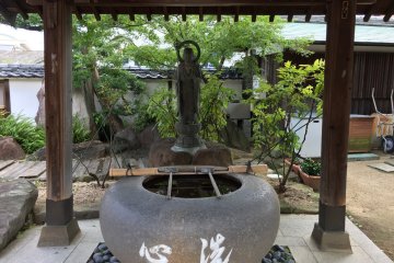La fontaine pour se laver les mains avant la prière